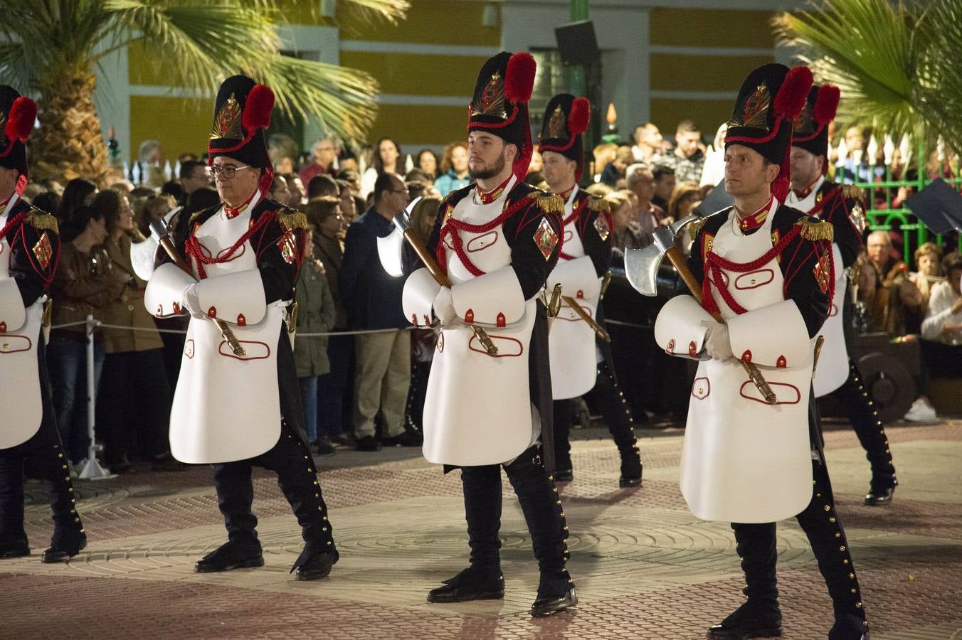 Los traslados de Juan, Pedro y Santiago entusiasman en el ocaso del Martes Santo