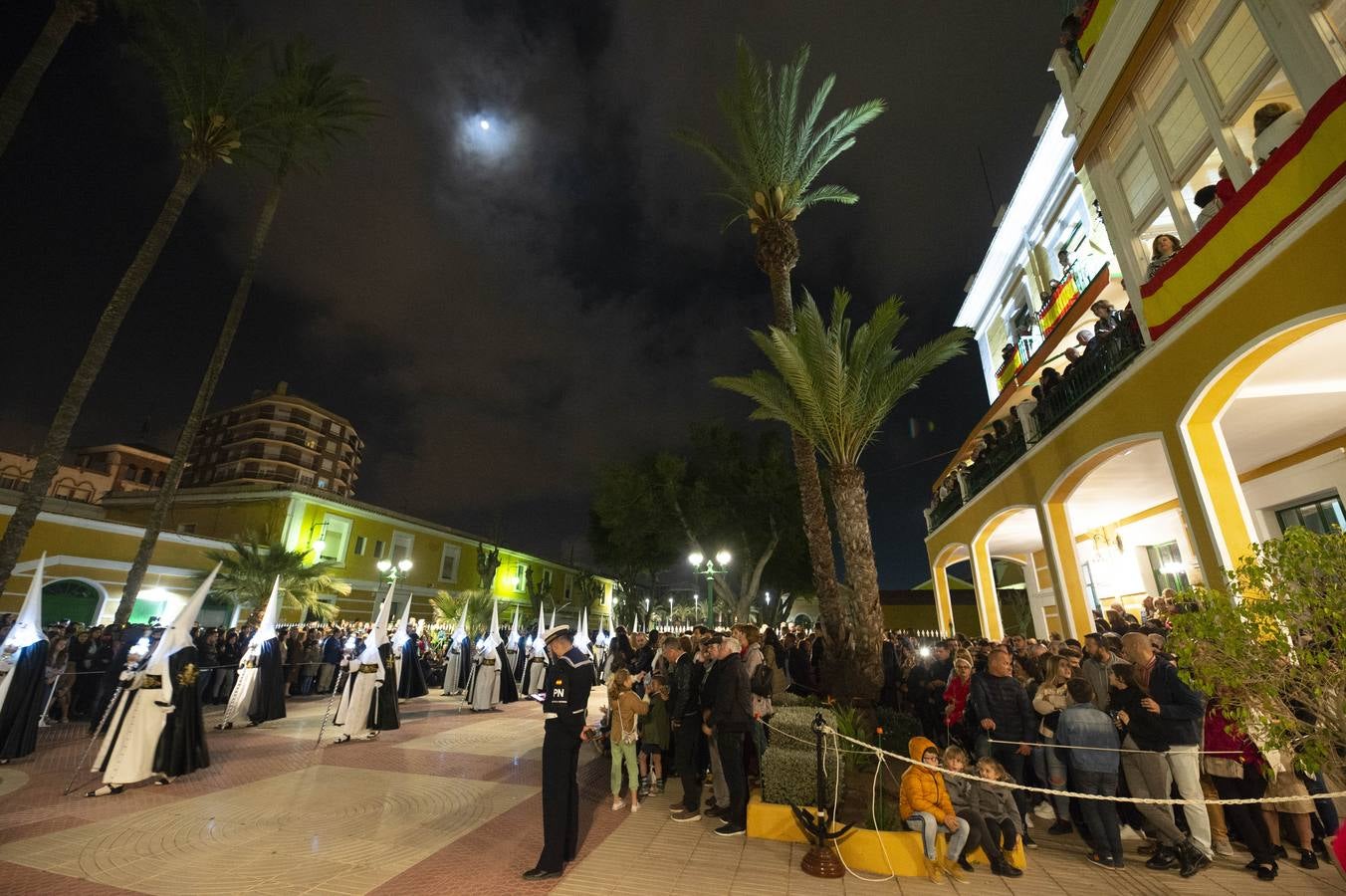Los traslados de Juan, Pedro y Santiago entusiasman en el ocaso del Martes Santo