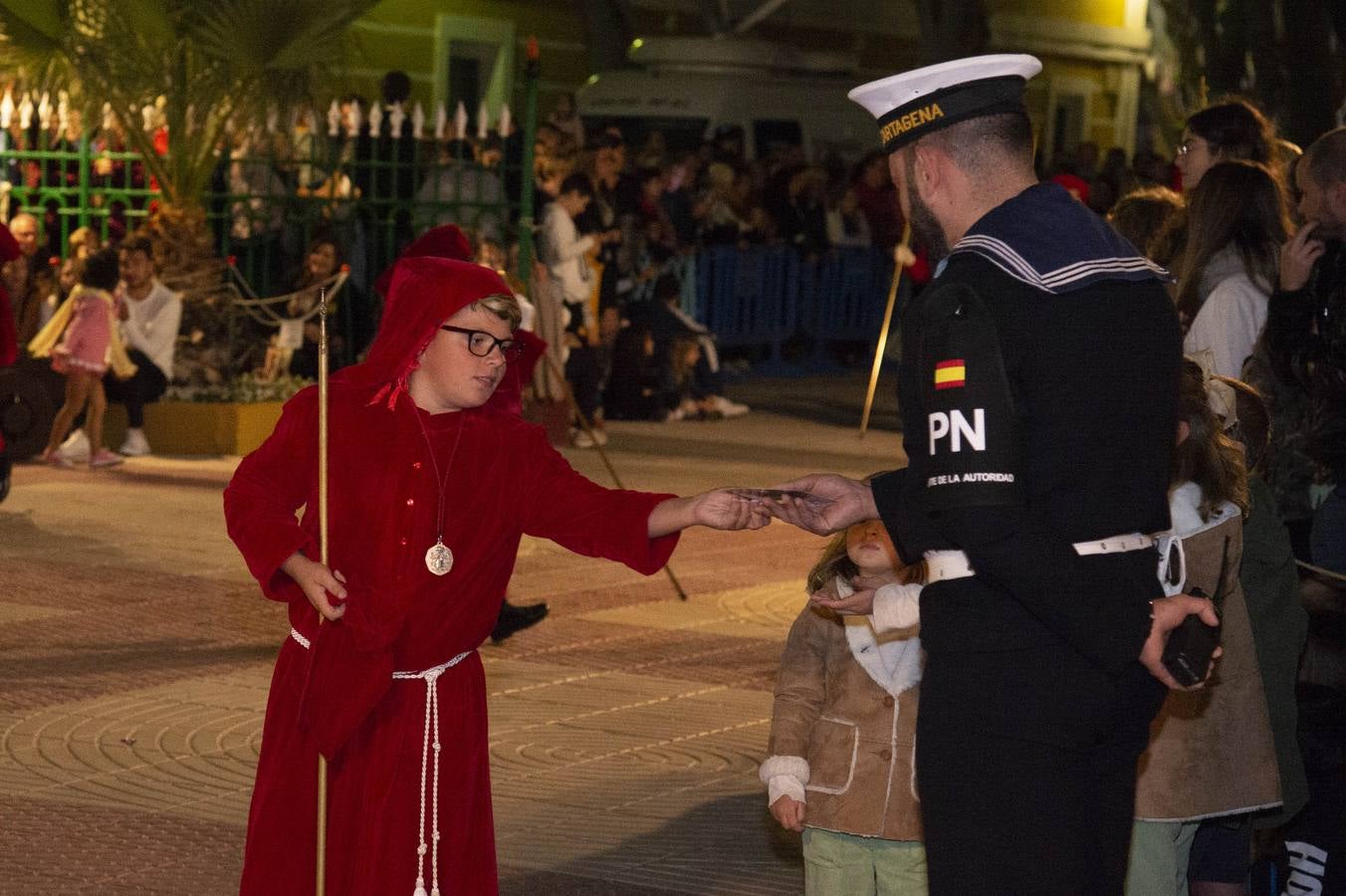 Los traslados de Juan, Pedro y Santiago entusiasman en el ocaso del Martes Santo