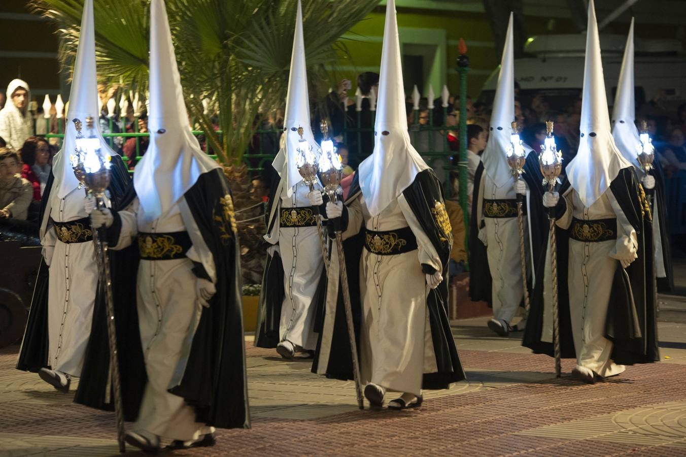 Los traslados de Juan, Pedro y Santiago entusiasman en el ocaso del Martes Santo
