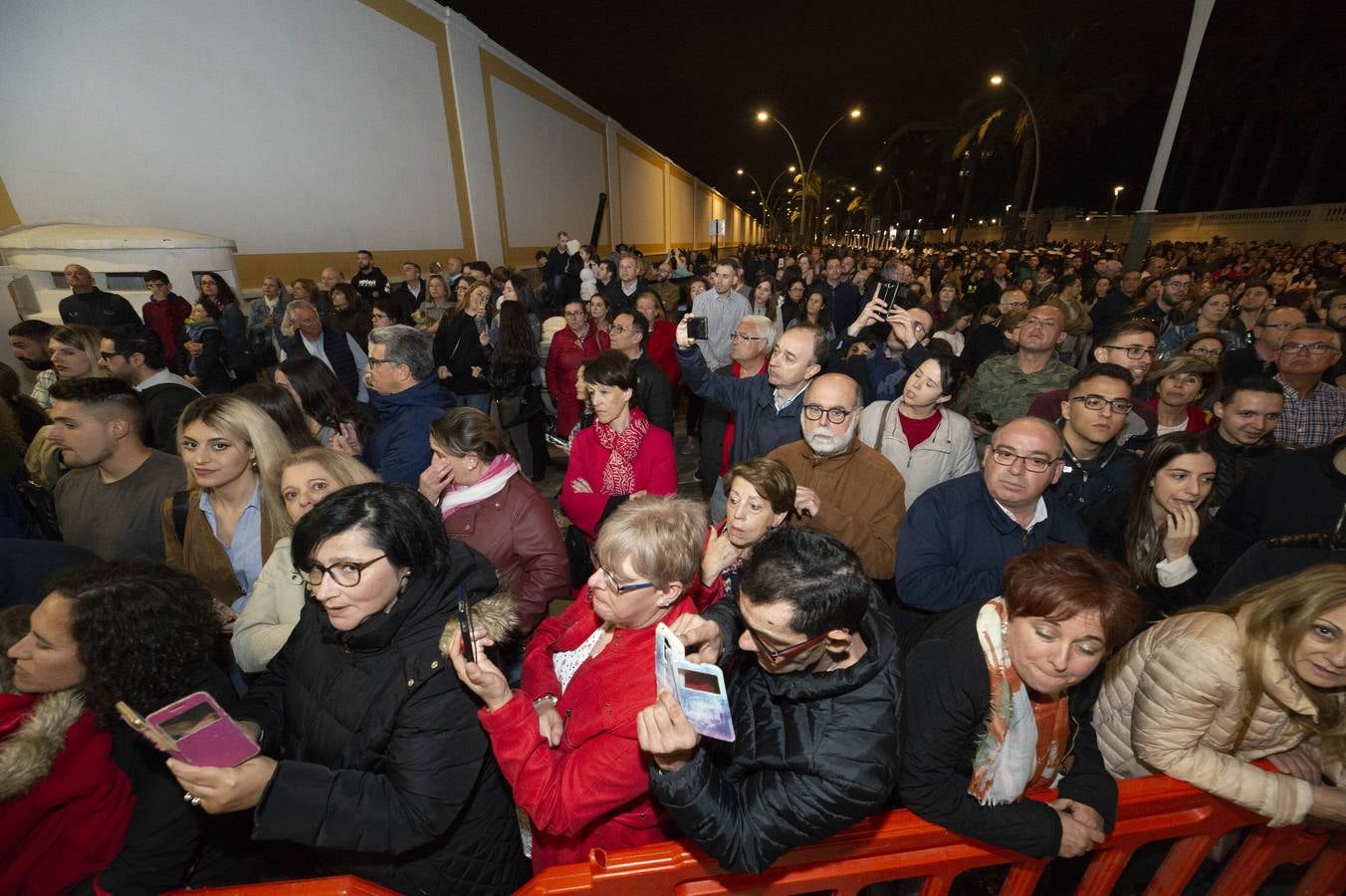 Los traslados de Juan, Pedro y Santiago entusiasman en el ocaso del Martes Santo