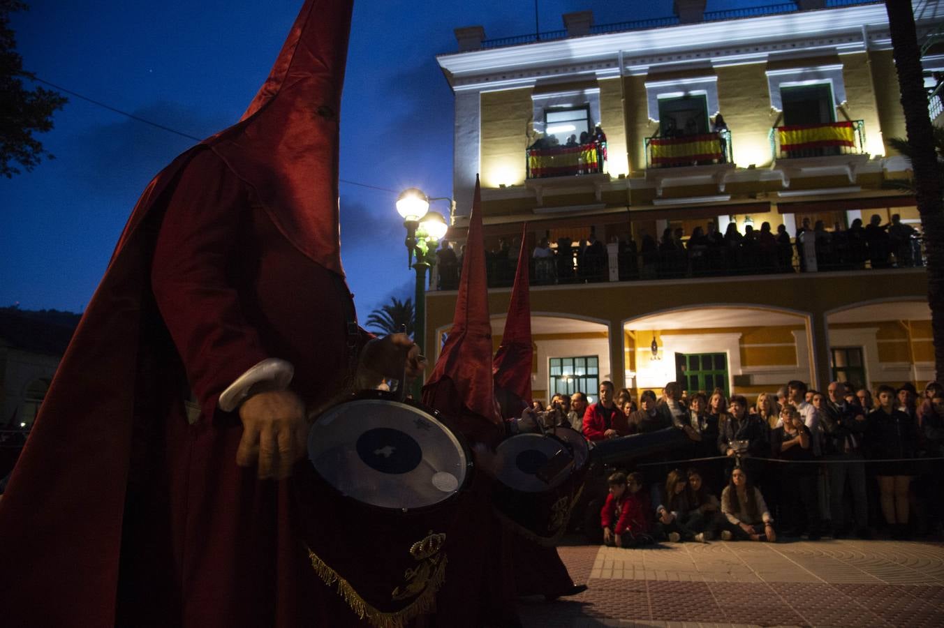 Los traslados de Juan, Pedro y Santiago entusiasman en el ocaso del Martes Santo