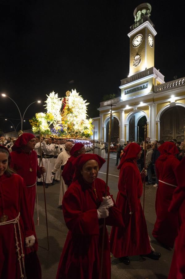 Los traslados de Juan, Pedro y Santiago entusiasman en el ocaso del Martes Santo