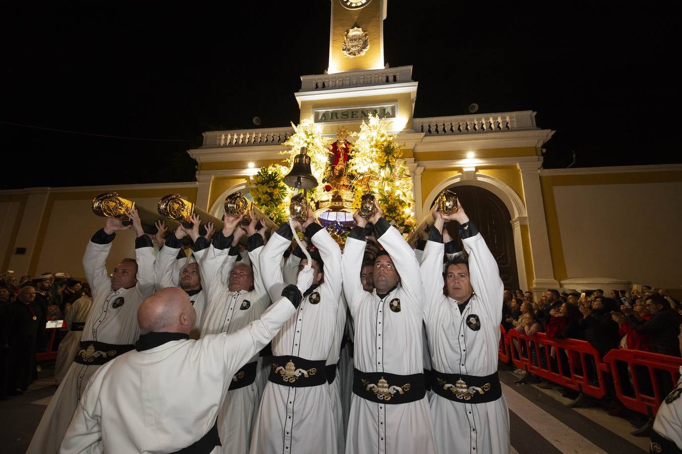 Los traslados de Juan, Pedro y Santiago entusiasman en el ocaso del Martes Santo