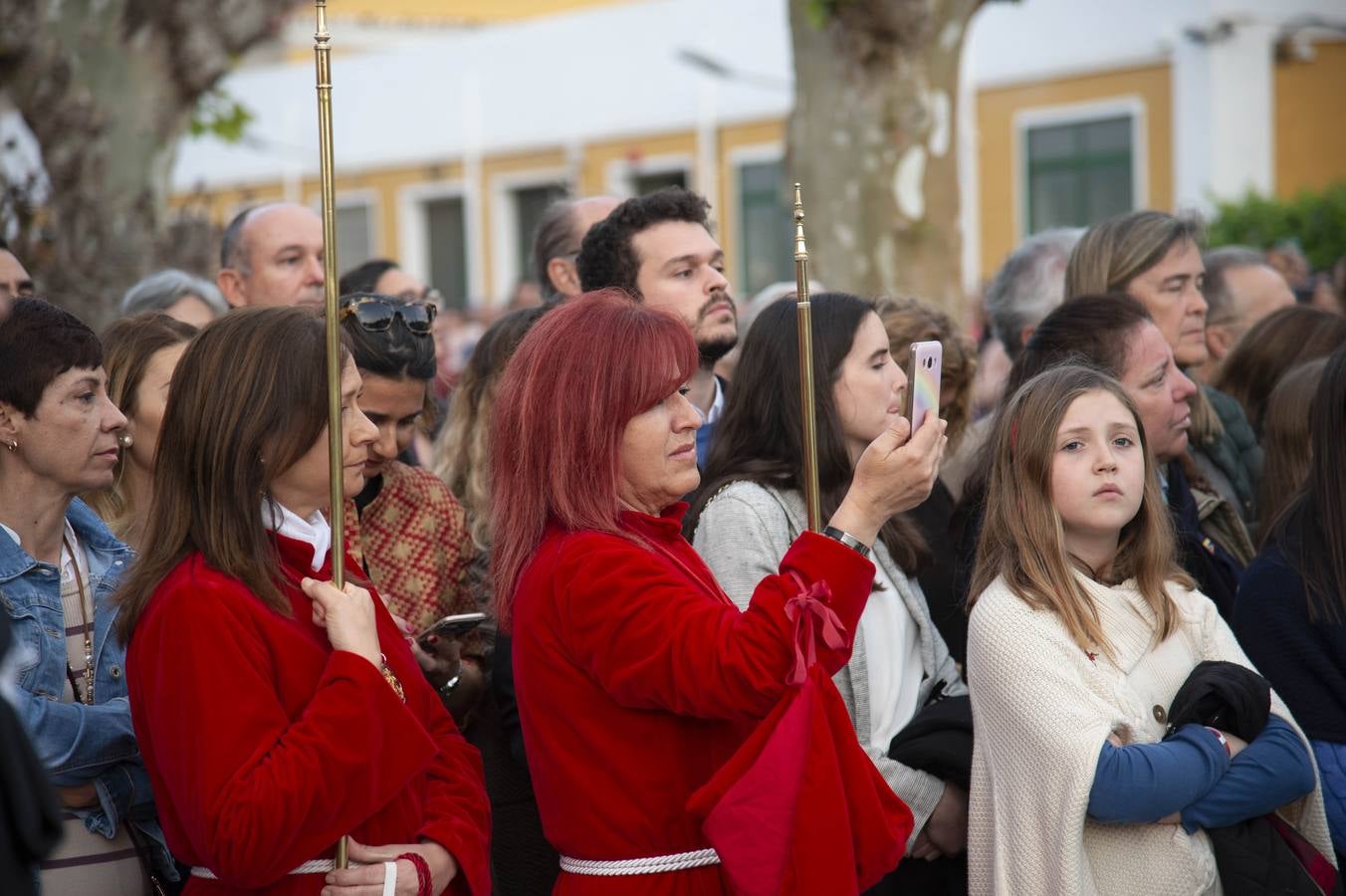 Los traslados de Juan, Pedro y Santiago entusiasman en el ocaso del Martes Santo