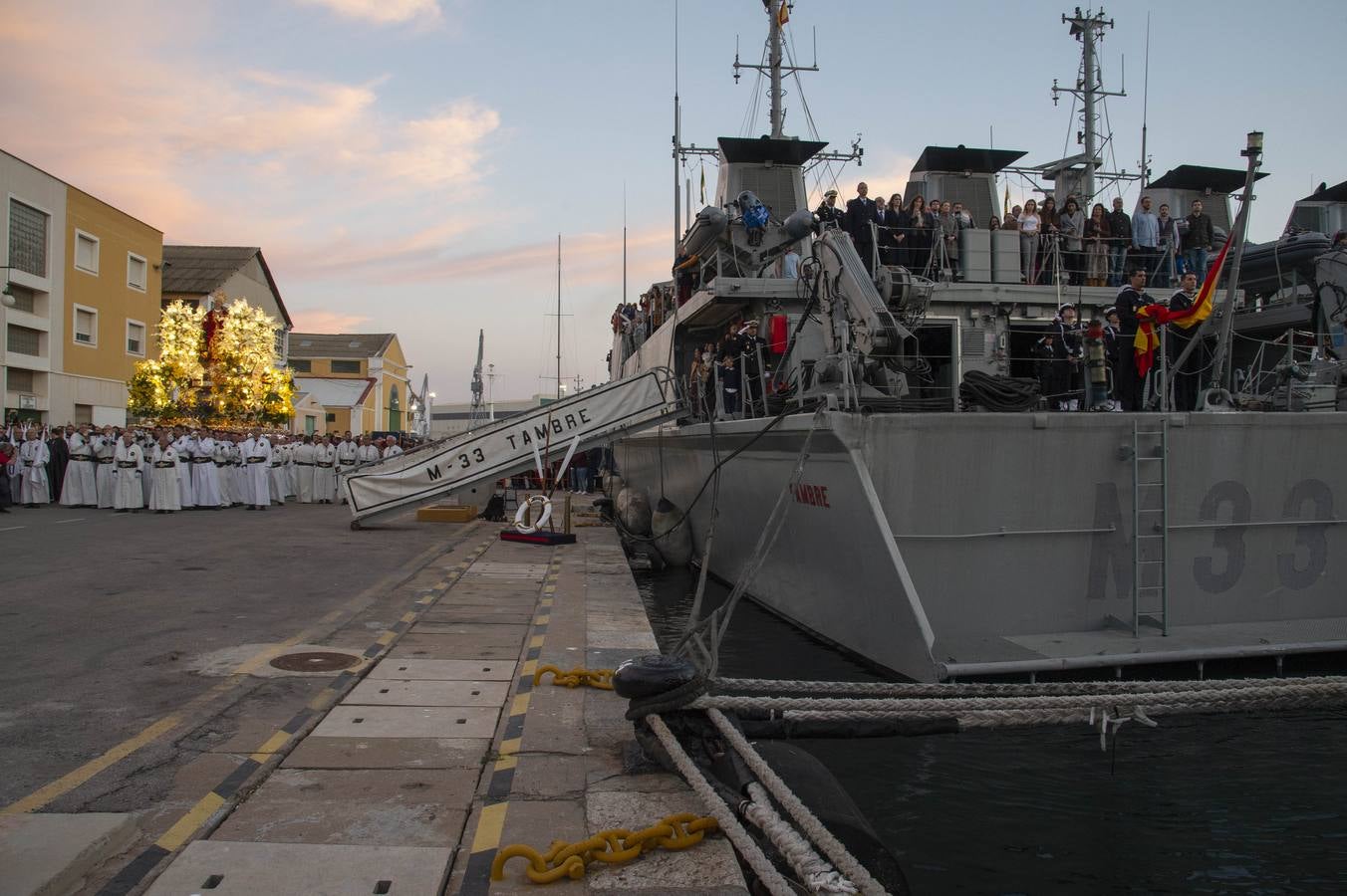 Los traslados de Juan, Pedro y Santiago entusiasman en el ocaso del Martes Santo