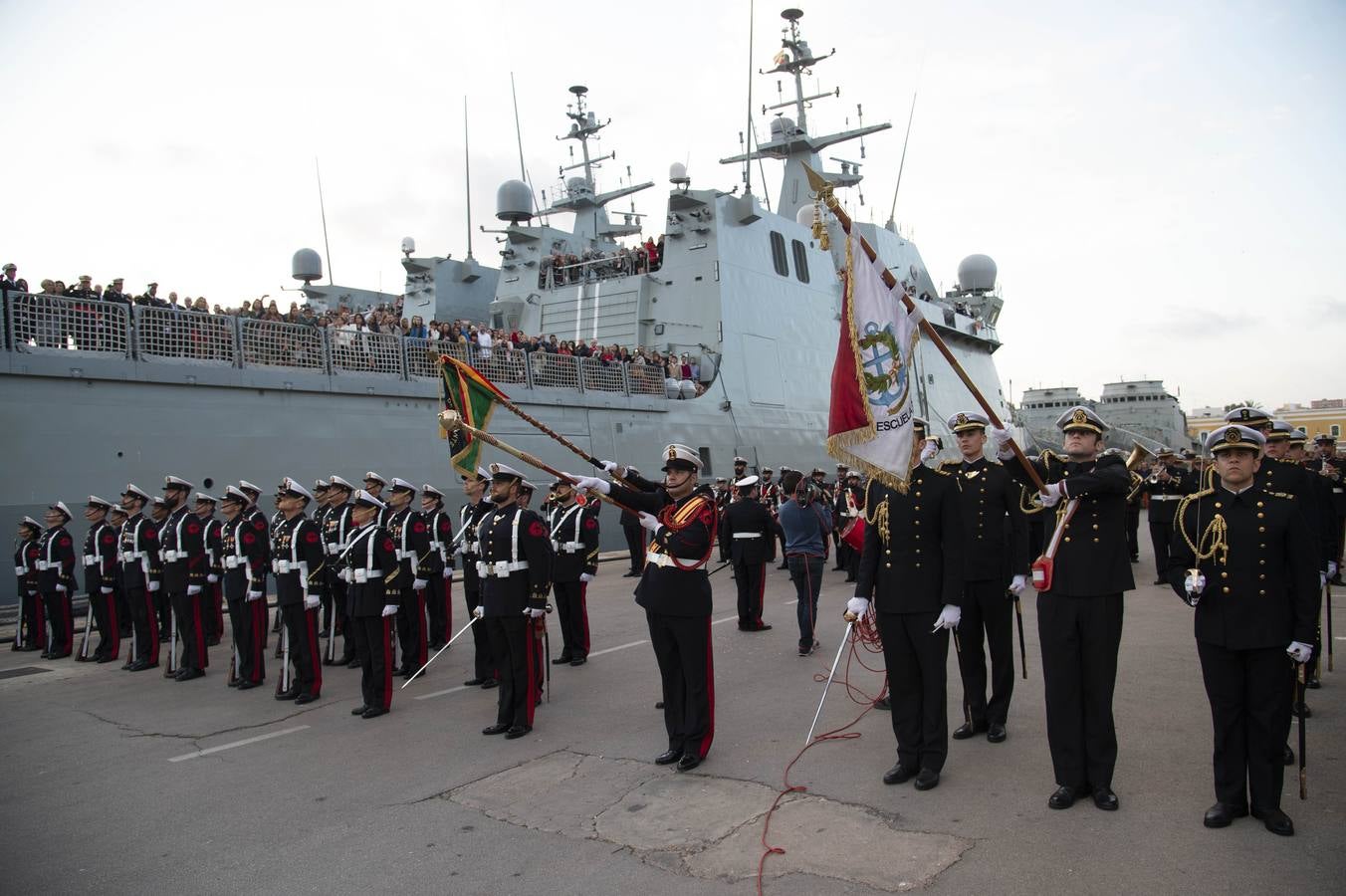 Los traslados de Juan, Pedro y Santiago entusiasman en el ocaso del Martes Santo