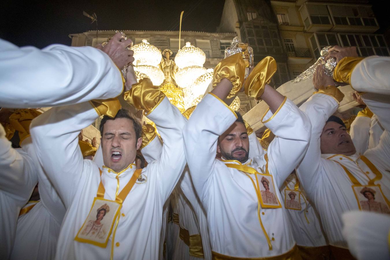 Los traslados de Juan, Pedro y Santiago entusiasman en el ocaso del Martes Santo