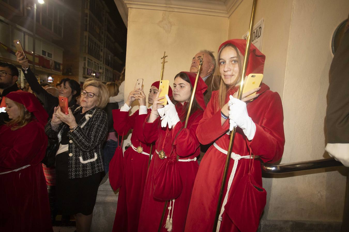 Los traslados de Juan, Pedro y Santiago entusiasman en el ocaso del Martes Santo