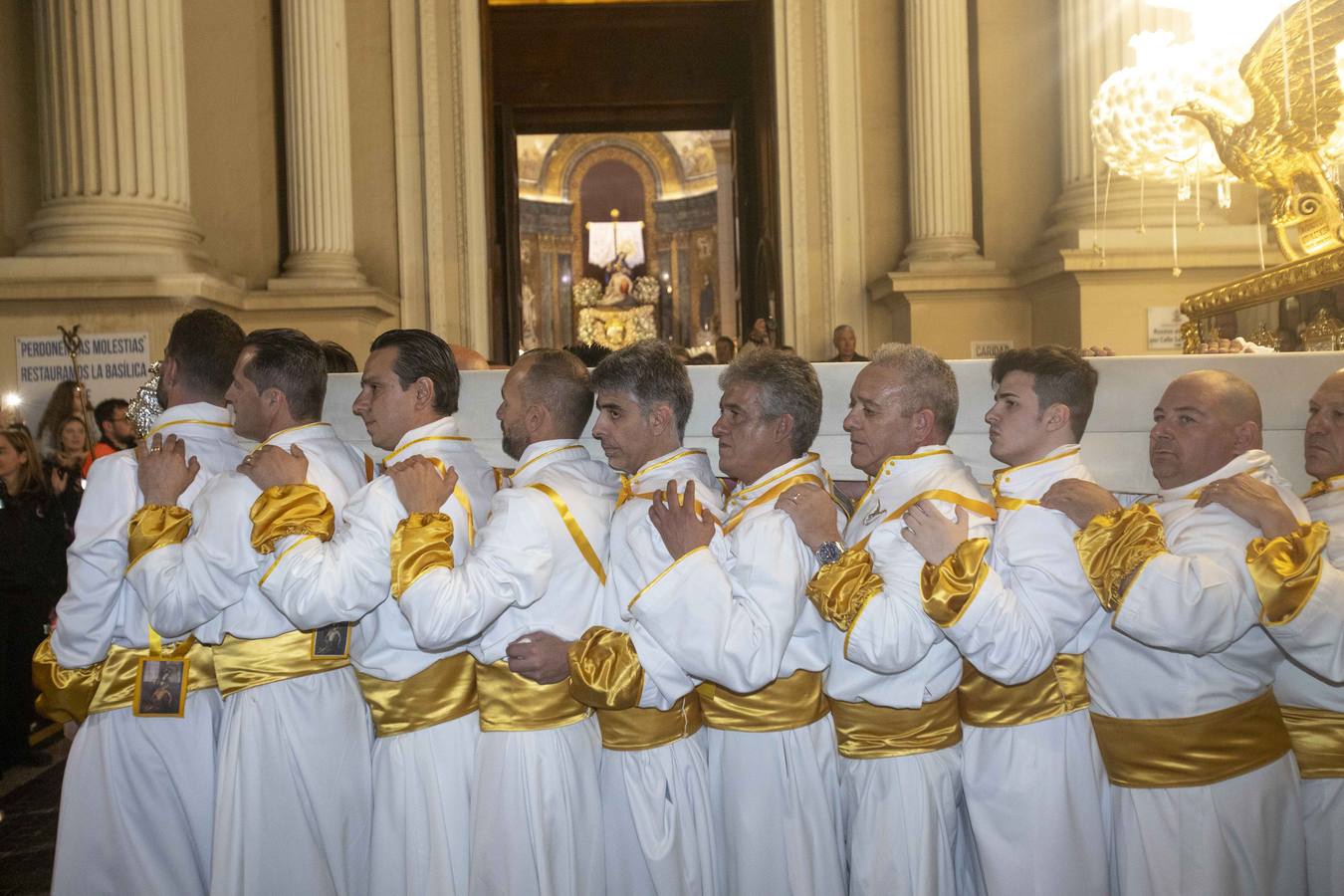Los traslados de Juan, Pedro y Santiago entusiasman en el ocaso del Martes Santo