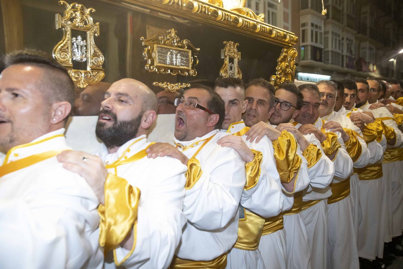 Los traslados de Juan, Pedro y Santiago entusiasman en el ocaso del Martes Santo