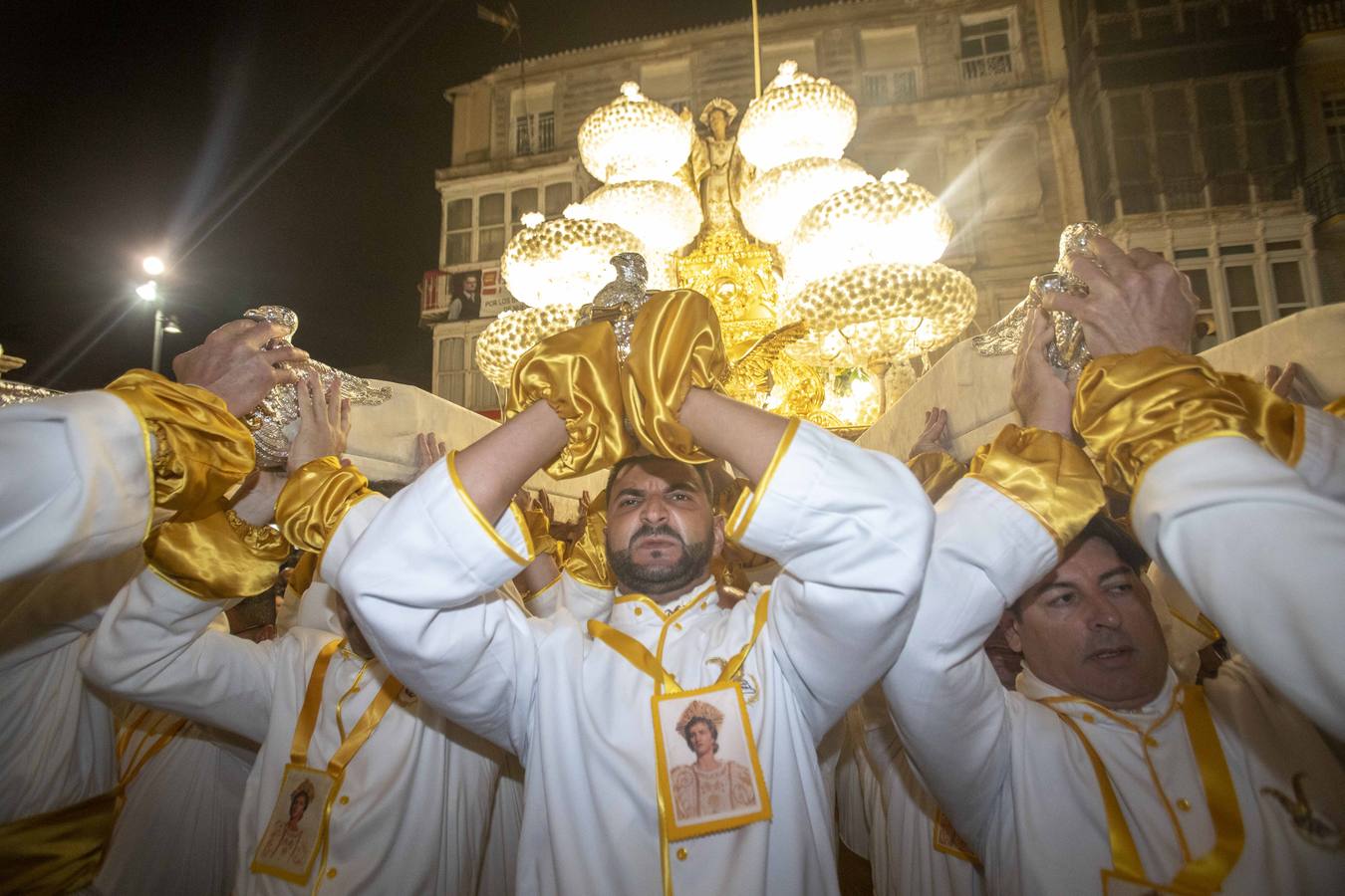 Los traslados de Juan, Pedro y Santiago entusiasman en el ocaso del Martes Santo