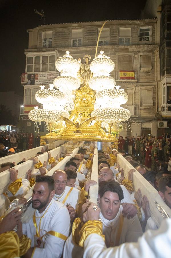 Los traslados de Juan, Pedro y Santiago entusiasman en el ocaso del Martes Santo