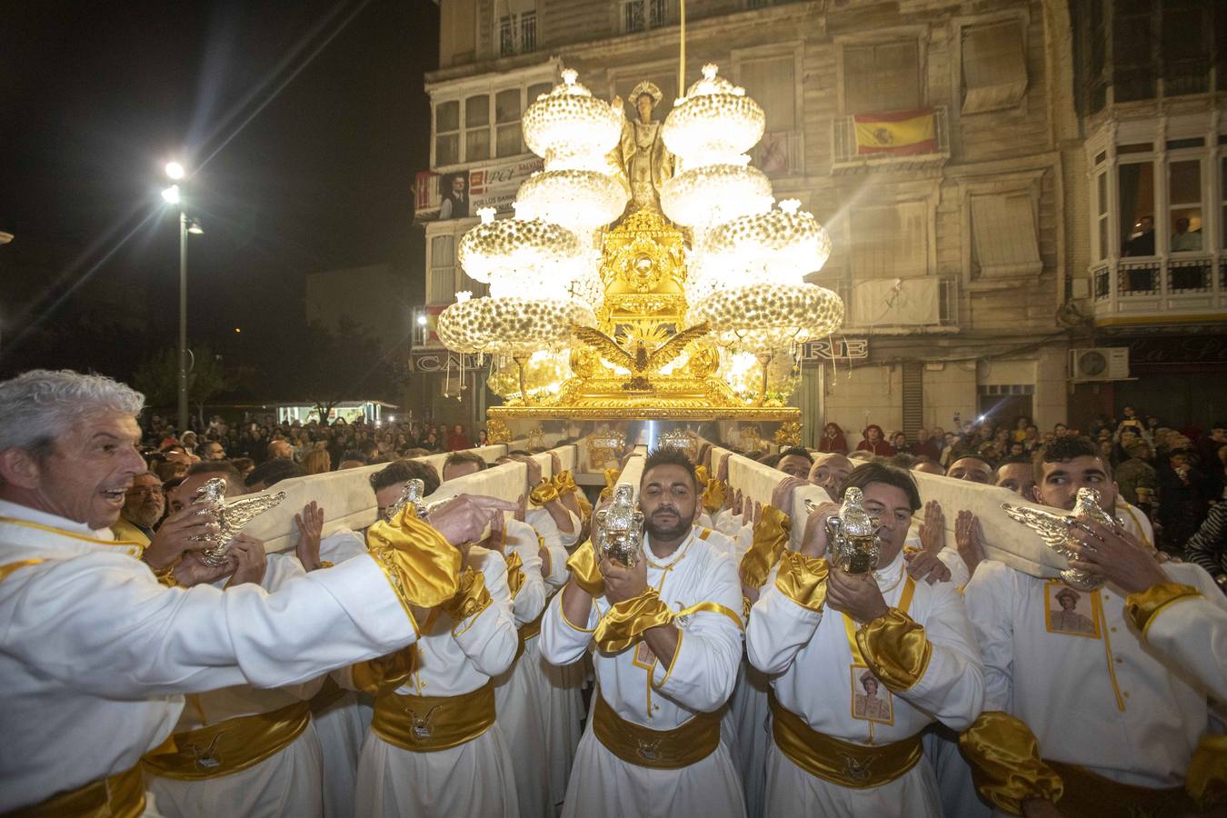 Los traslados de Juan, Pedro y Santiago entusiasman en el ocaso del Martes Santo