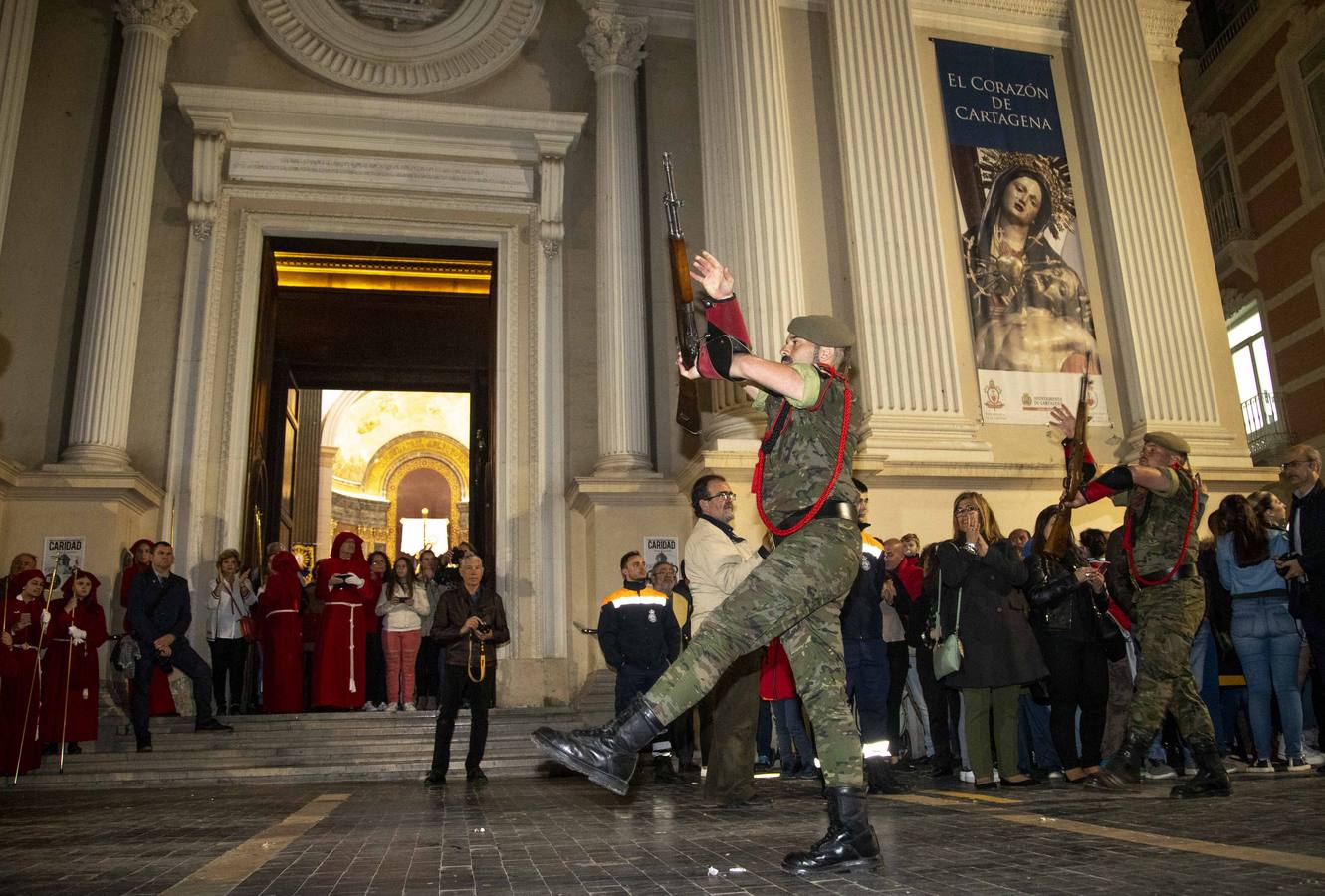 Los traslados de Juan, Pedro y Santiago entusiasman en el ocaso del Martes Santo