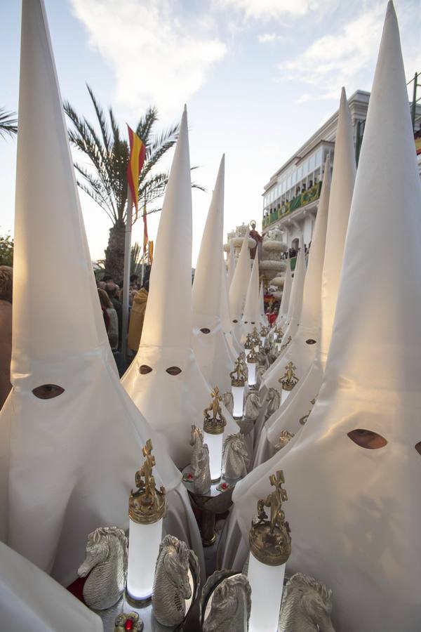 Los traslados de Juan, Pedro y Santiago entusiasman en el ocaso del Martes Santo