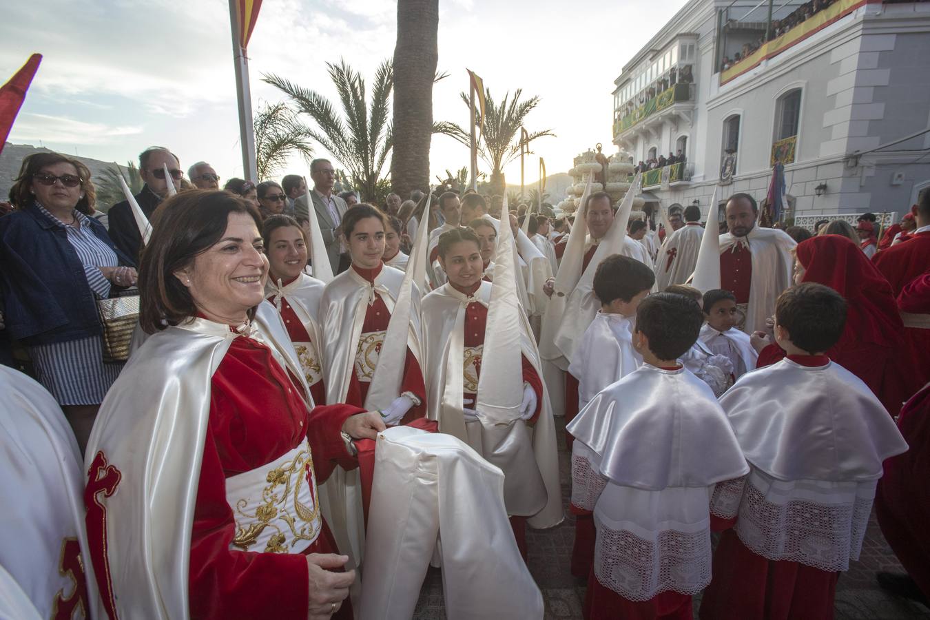 Los traslados de Juan, Pedro y Santiago entusiasman en el ocaso del Martes Santo