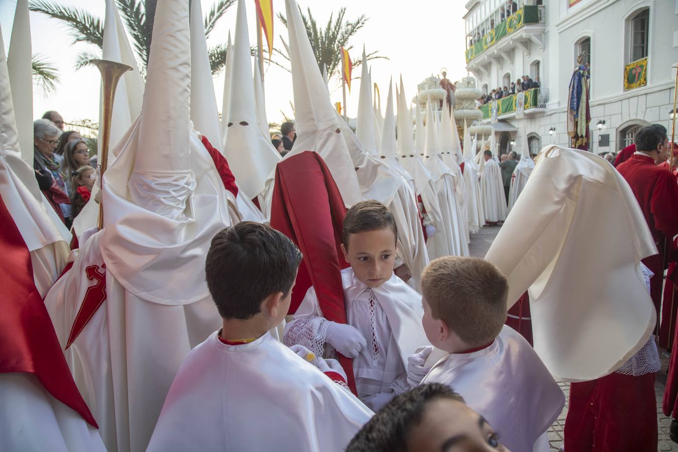 Los traslados de Juan, Pedro y Santiago entusiasman en el ocaso del Martes Santo