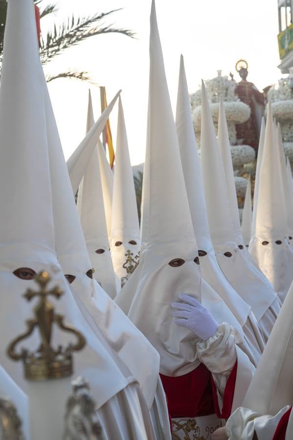 Los traslados de Juan, Pedro y Santiago entusiasman en el ocaso del Martes Santo