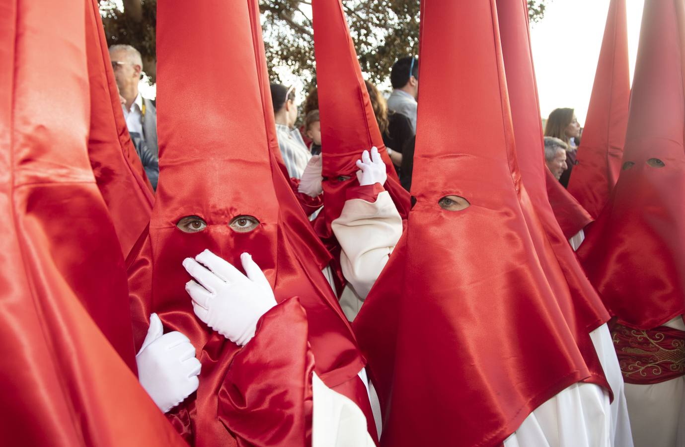 Los traslados de Juan, Pedro y Santiago entusiasman en el ocaso del Martes Santo