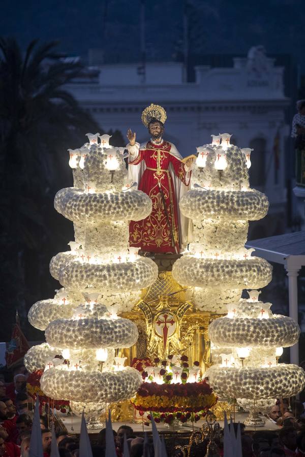Los traslados de Juan, Pedro y Santiago entusiasman en el ocaso del Martes Santo