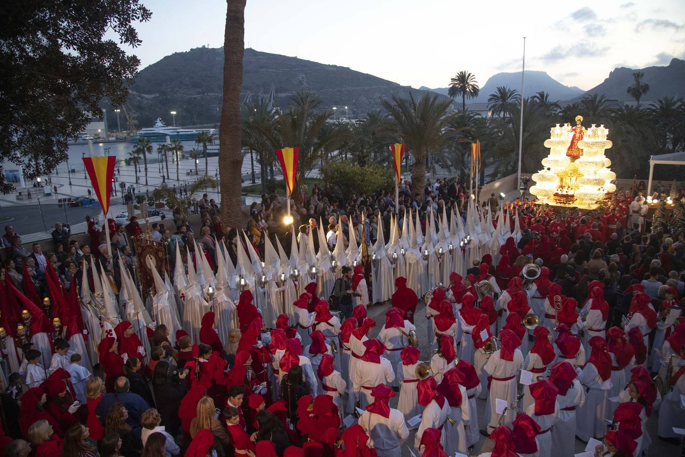 Los traslados de Juan, Pedro y Santiago entusiasman en el ocaso del Martes Santo