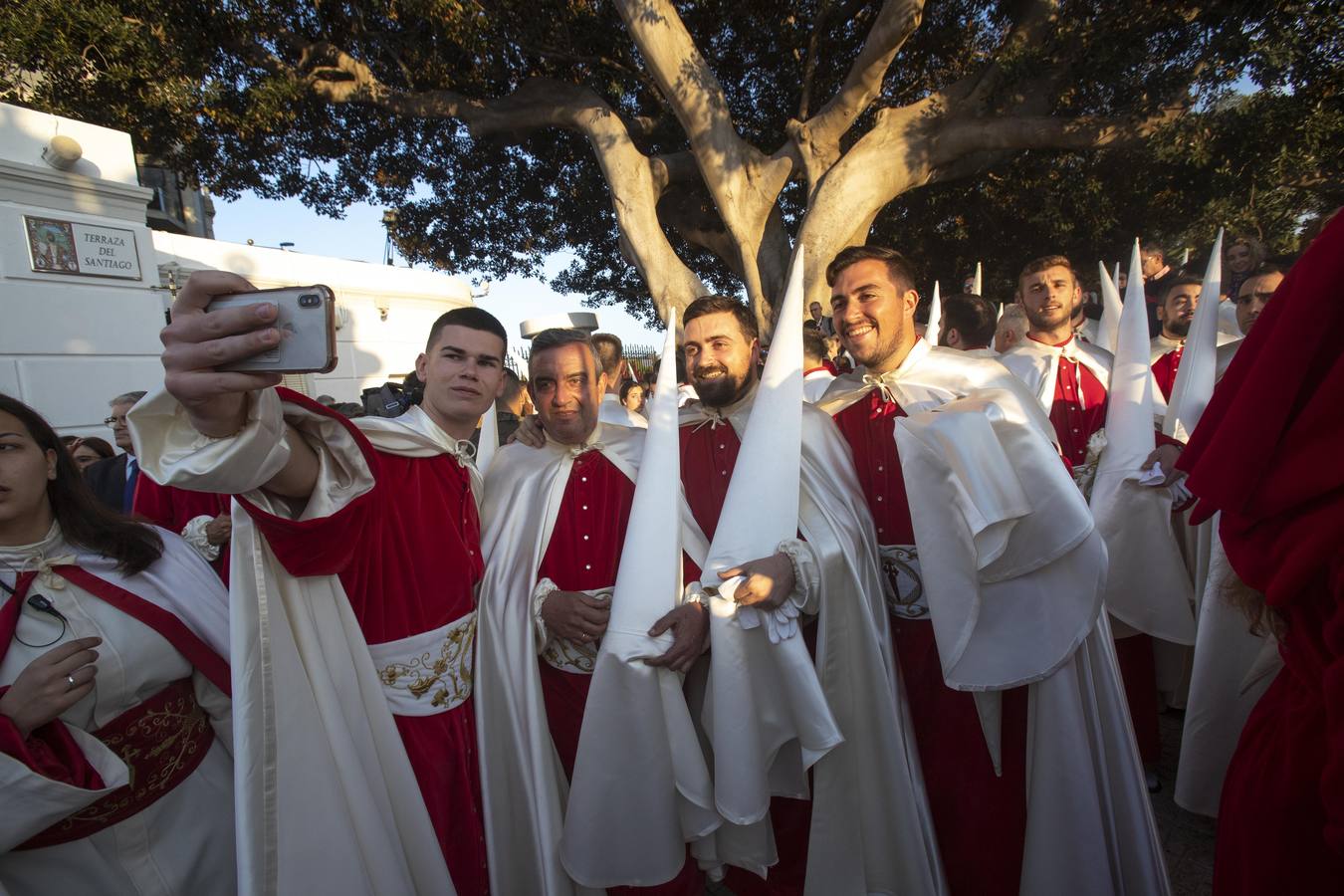 Los traslados de Juan, Pedro y Santiago entusiasman en el ocaso del Martes Santo