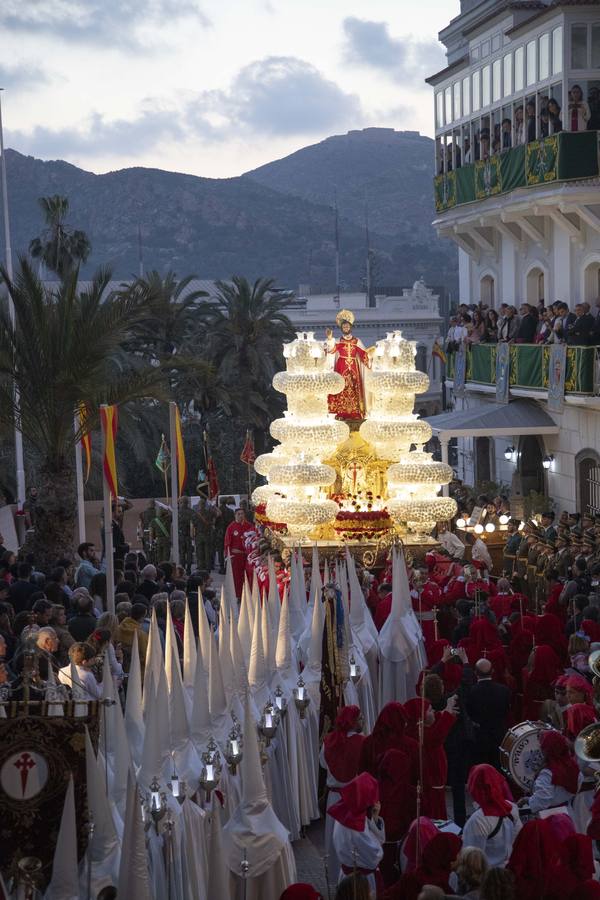 Los traslados de Juan, Pedro y Santiago entusiasman en el ocaso del Martes Santo