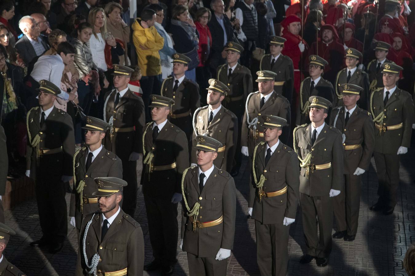 Los traslados de Juan, Pedro y Santiago entusiasman en el ocaso del Martes Santo