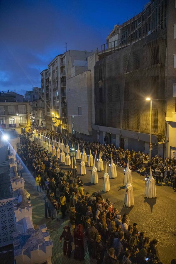 Los traslados de Juan, Pedro y Santiago entusiasman en el ocaso del Martes Santo