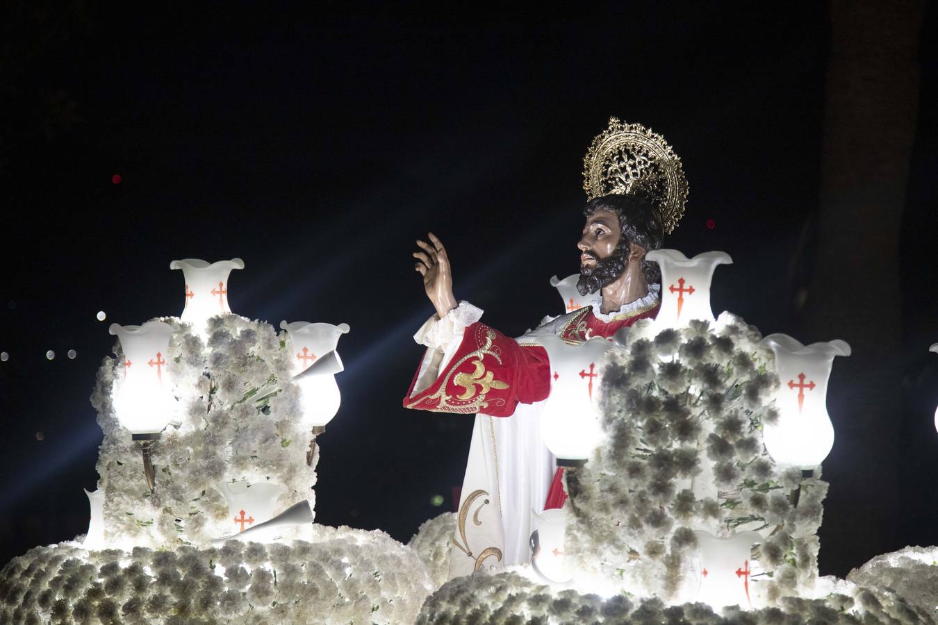 Los traslados de Juan, Pedro y Santiago entusiasman en el ocaso del Martes Santo