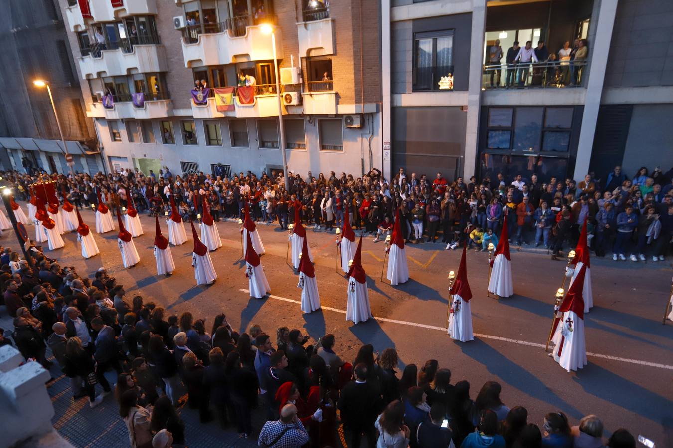 Los traslados de Juan, Pedro y Santiago entusiasman en el ocaso del Martes Santo