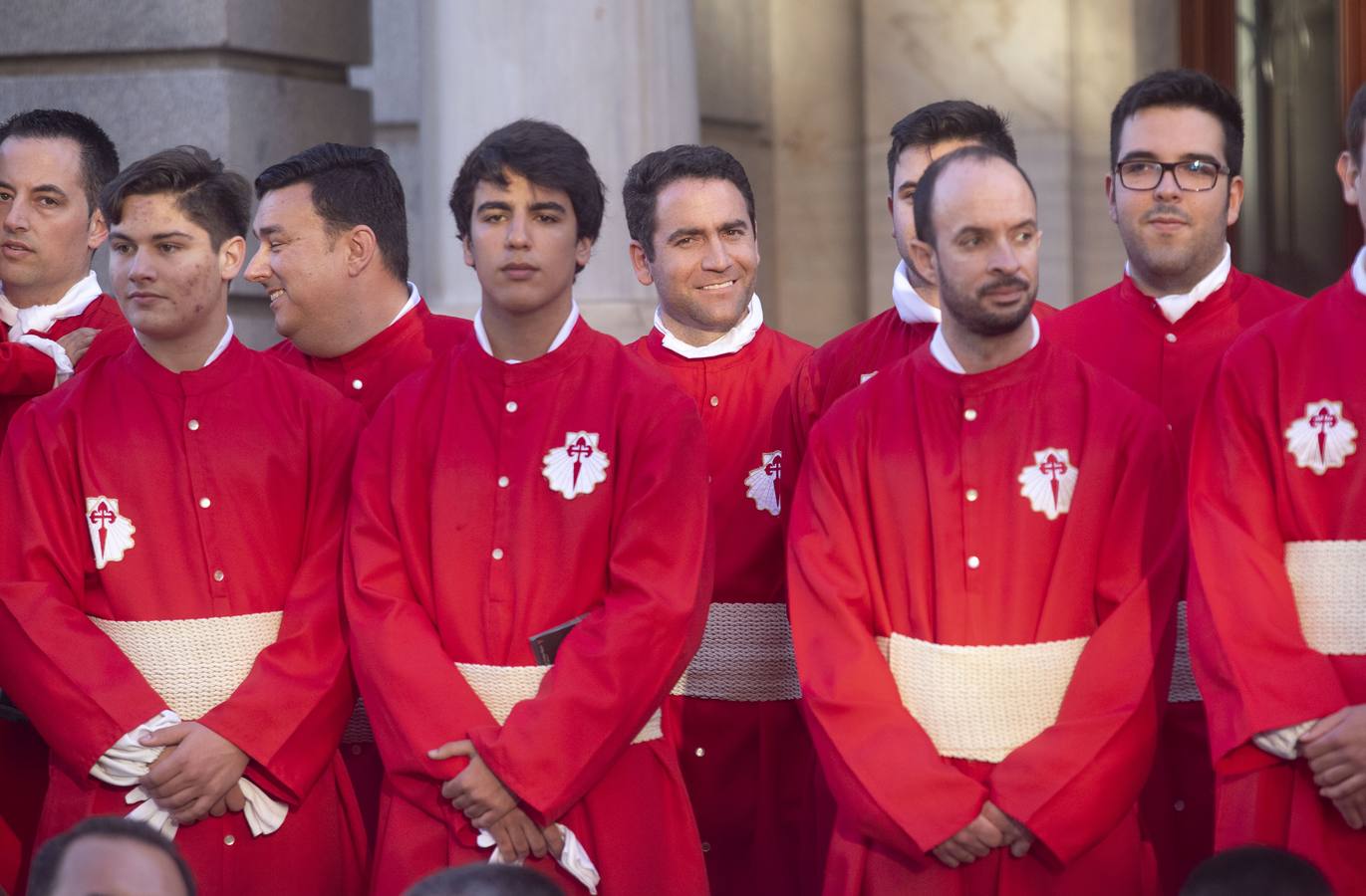 Los traslados de Juan, Pedro y Santiago entusiasman en el ocaso del Martes Santo