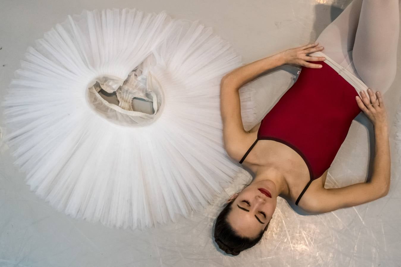 Varias bailarinas del Ballet Nacional checo participan en un ensayo general de «El lago de los cisnes» en el escenario del Teatro Nacional en Praga (República Checa). El Ballet Nacional checo es la primera gran compañía que ha conseguido la aprobación para representar la pieza fuera de Alemania. 