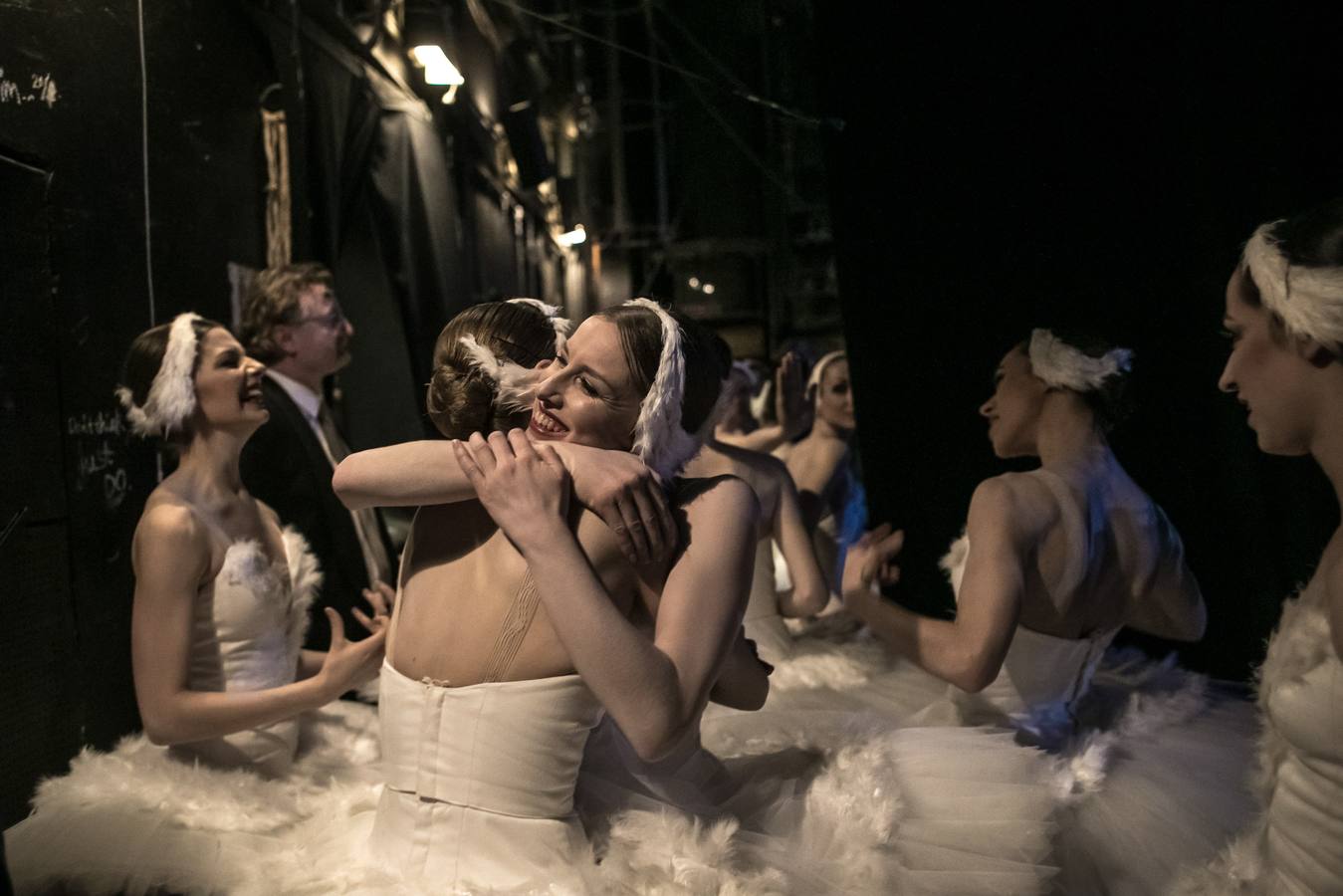 Varias bailarinas del Ballet Nacional checo participan en un ensayo general de «El lago de los cisnes» en el escenario del Teatro Nacional en Praga (República Checa). El Ballet Nacional checo es la primera gran compañía que ha conseguido la aprobación para representar la pieza fuera de Alemania. 