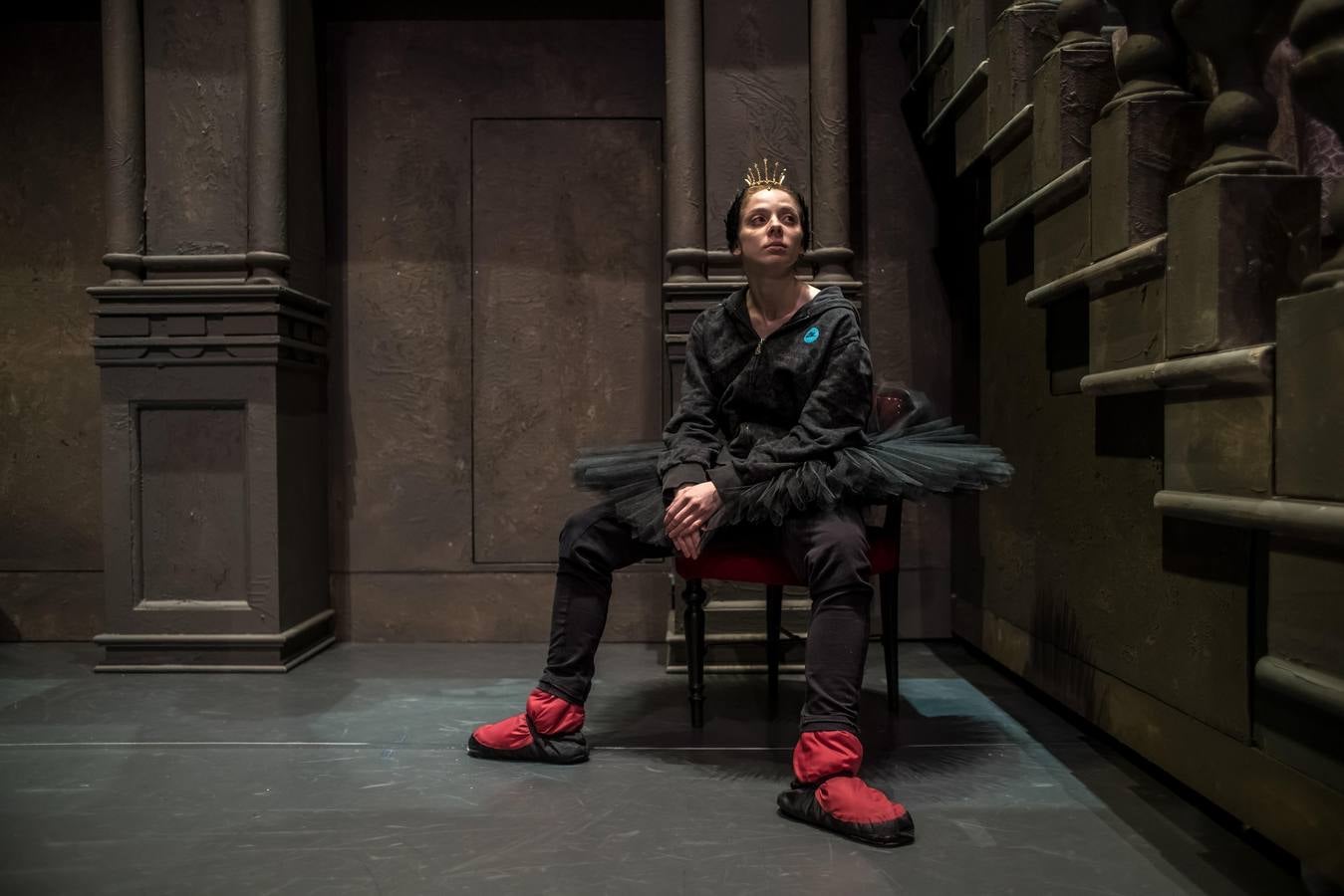 Varias bailarinas del Ballet Nacional checo participan en un ensayo general de «El lago de los cisnes» en el escenario del Teatro Nacional en Praga (República Checa). El Ballet Nacional checo es la primera gran compañía que ha conseguido la aprobación para representar la pieza fuera de Alemania. 