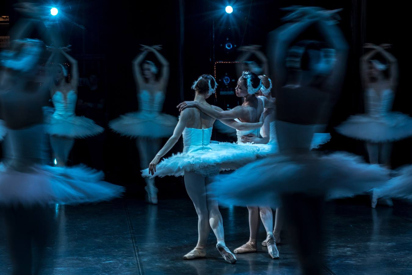 Varias bailarinas del Ballet Nacional checo participan en un ensayo general de «El lago de los cisnes» en el escenario del Teatro Nacional en Praga (República Checa). El Ballet Nacional checo es la primera gran compañía que ha conseguido la aprobación para representar la pieza fuera de Alemania. 