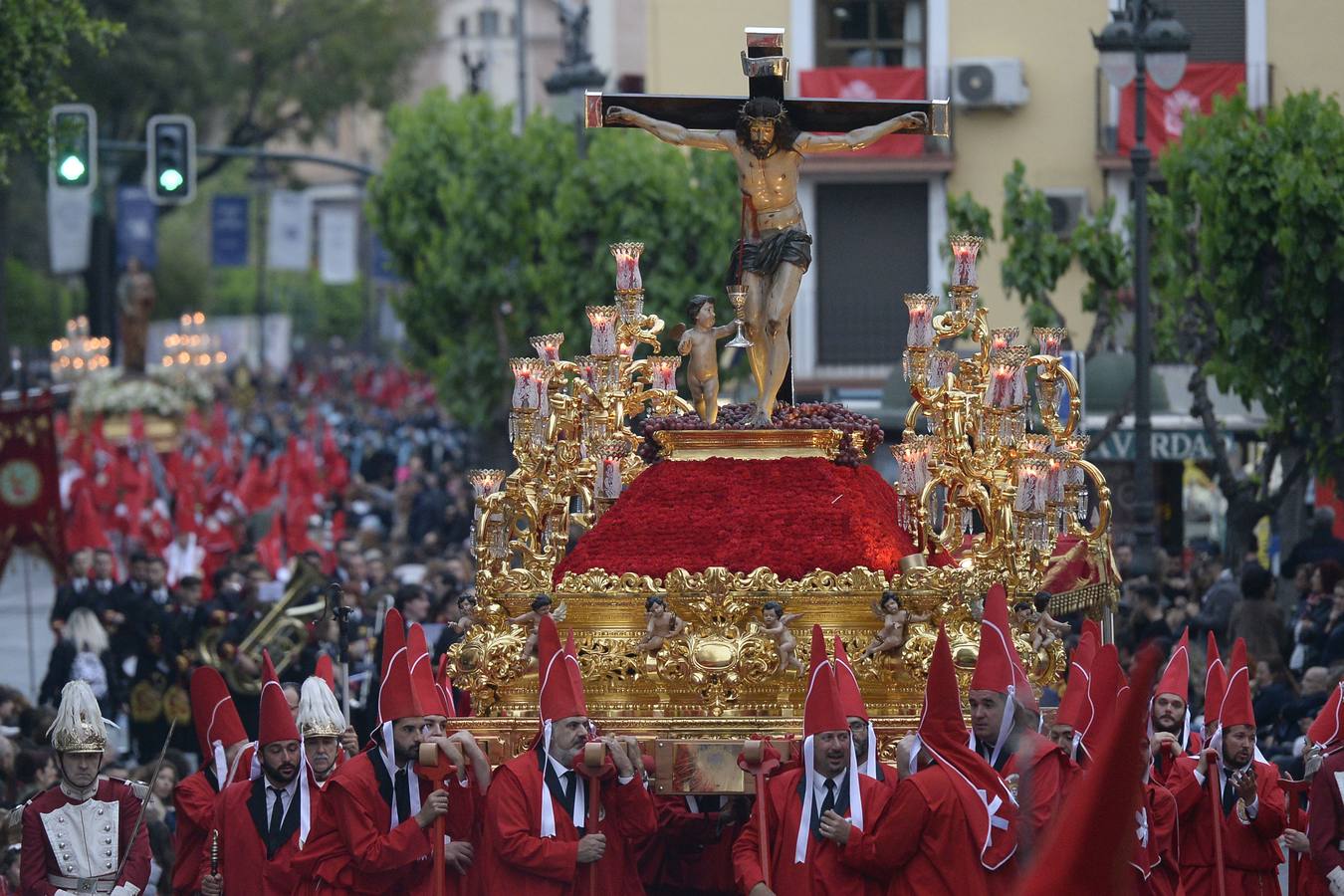 Miles de penitentes, estantes y mayordomos se sumaron a otros tantos murcianos que un año más colmaron la carrera