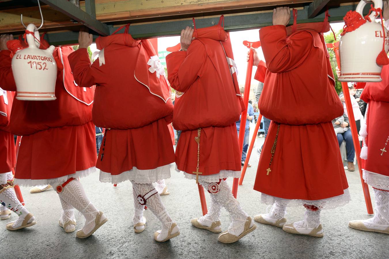 Miles de penitentes, estantes y mayordomos se sumaron a otros tantos murcianos que un año más colmaron la carrera