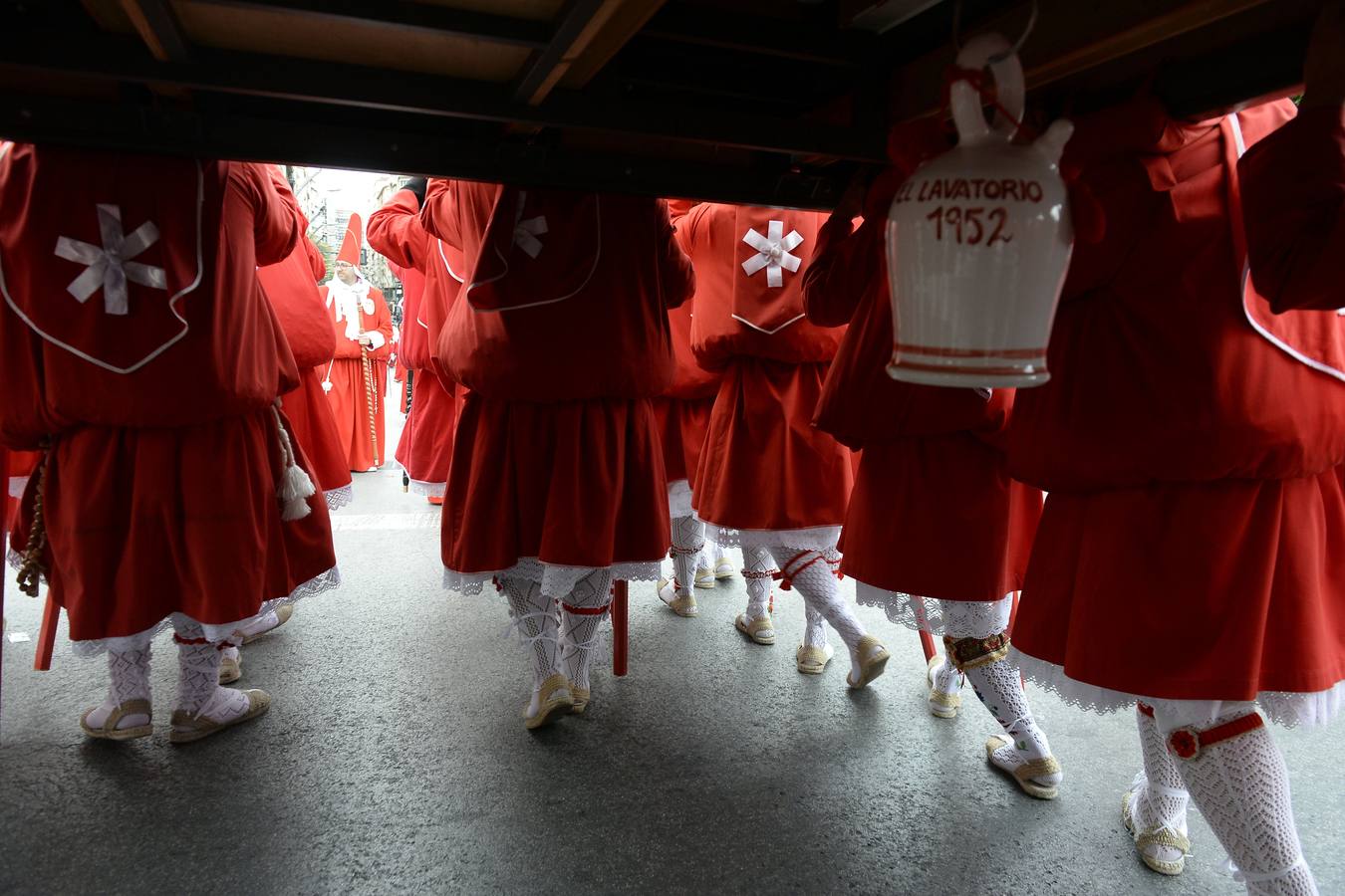 Miles de penitentes, estantes y mayordomos se sumaron a otros tantos murcianos que un año más colmaron la carrera