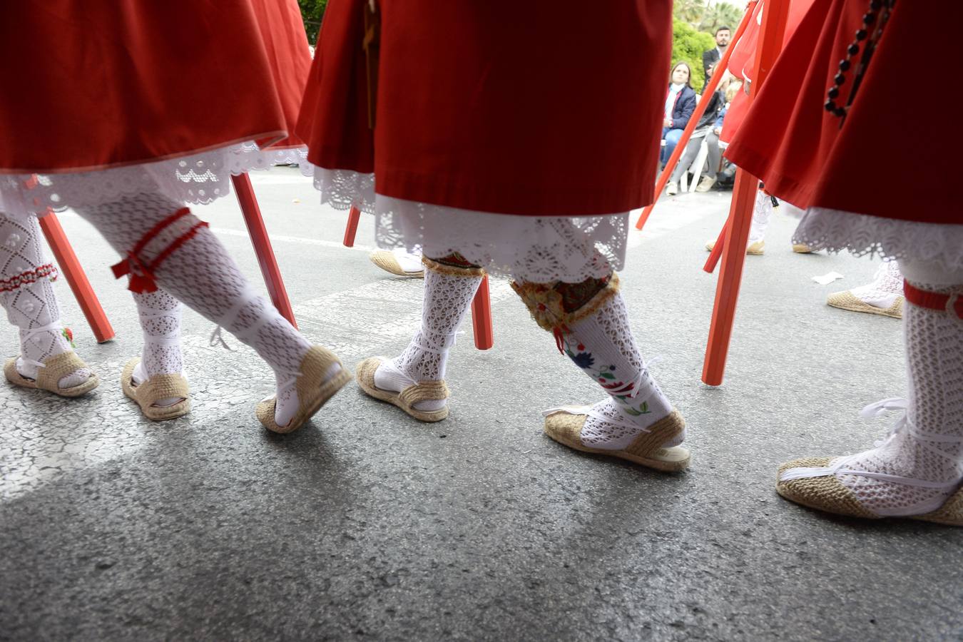 Miles de penitentes, estantes y mayordomos se sumaron a otros tantos murcianos que un año más colmaron la carrera