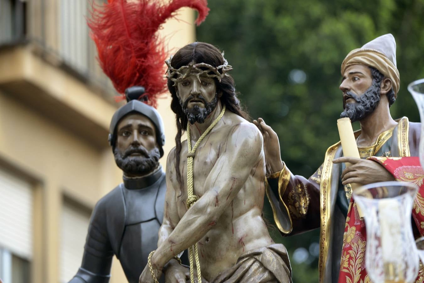 Miles de penitentes, estantes y mayordomos se sumaron a otros tantos murcianos que un año más colmaron la carrera