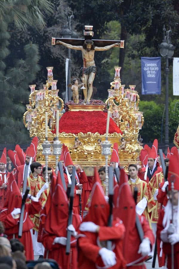 Miles de penitentes, estantes y mayordomos se sumaron a otros tantos murcianos que un año más colmaron la carrera