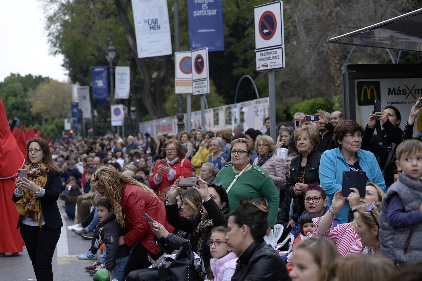 Miles de penitentes, estantes y mayordomos se sumaron a otros tantos murcianos que un año más colmaron la carrera