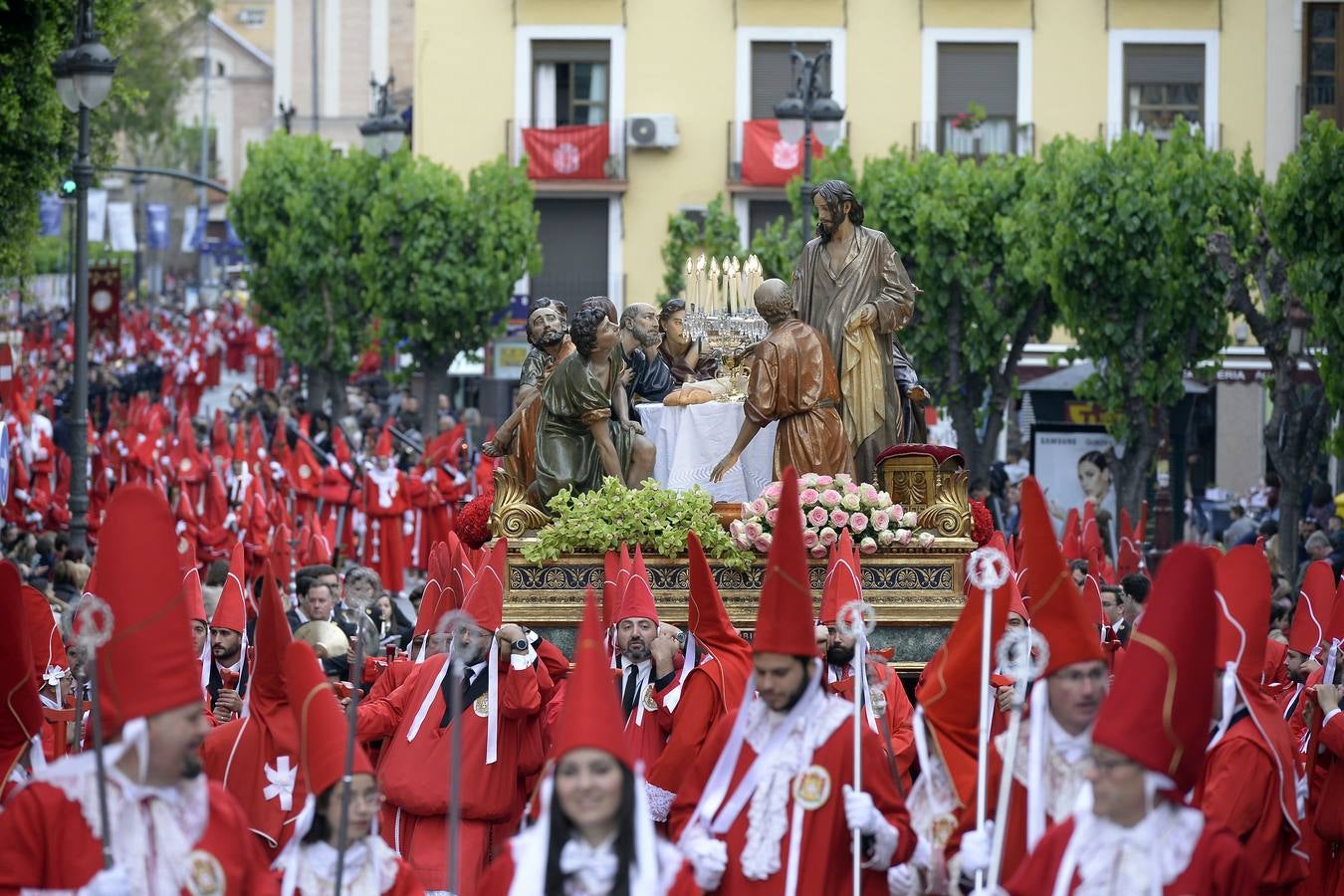 Miles de penitentes, estantes y mayordomos se sumaron a otros tantos murcianos que un año más colmaron la carrera