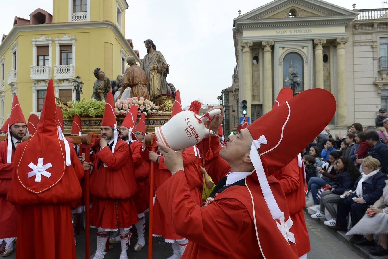 Miles de penitentes, estantes y mayordomos se sumaron a otros tantos murcianos que un año más colmaron la carrera