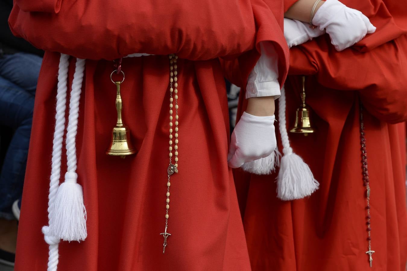 Miles de penitentes, estantes y mayordomos se sumaron a otros tantos murcianos que un año más colmaron la carrera