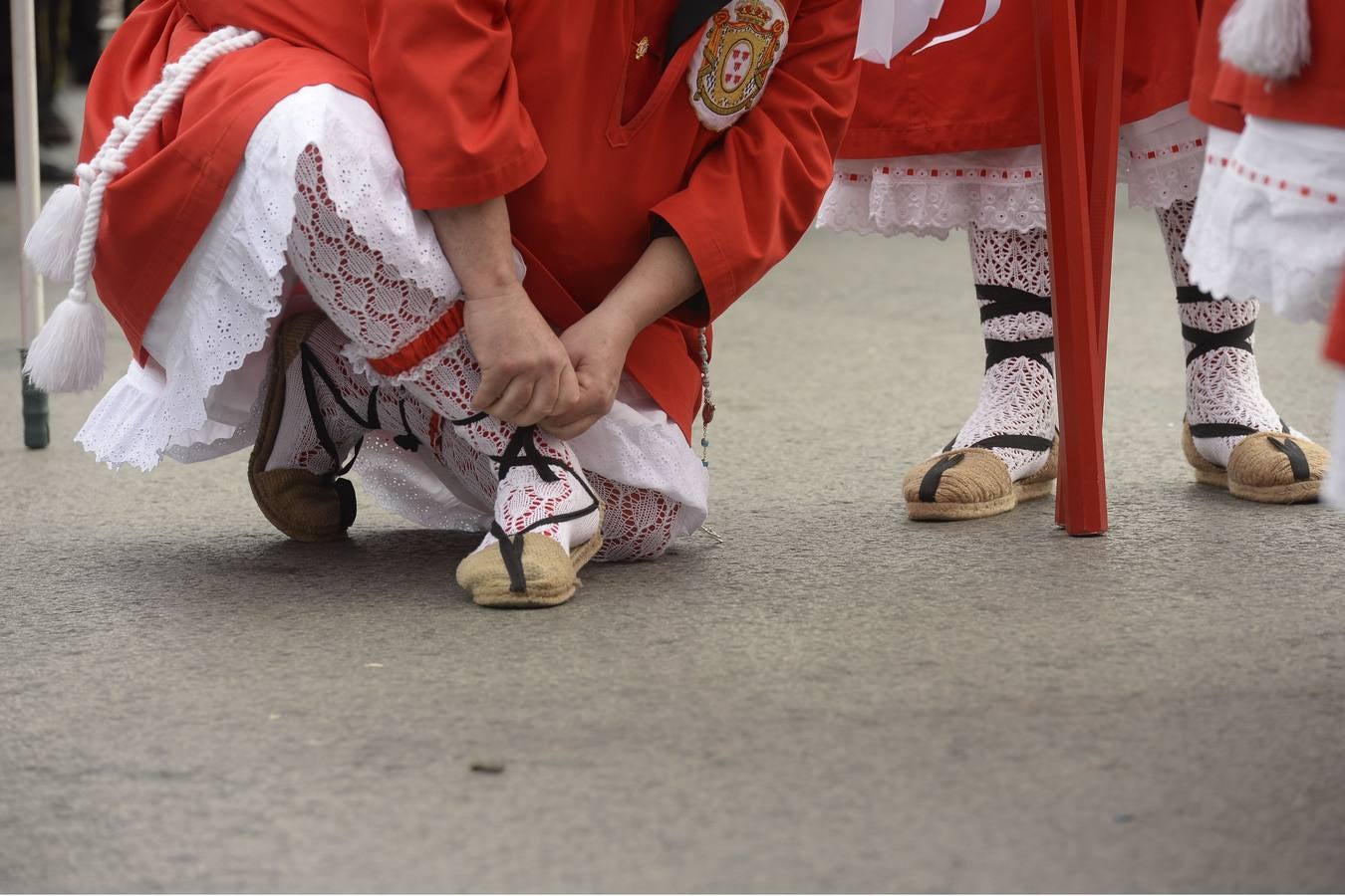 Miles de penitentes, estantes y mayordomos se sumaron a otros tantos murcianos que un año más colmaron la carrera