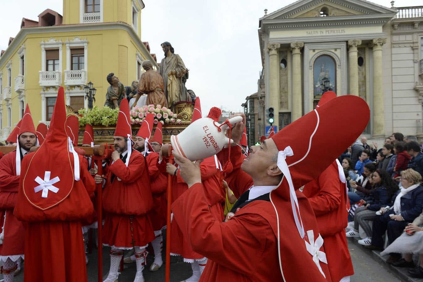 Miles de penitentes, estantes y mayordomos se sumaron a otros tantos murcianos que un año más colmaron la carrera