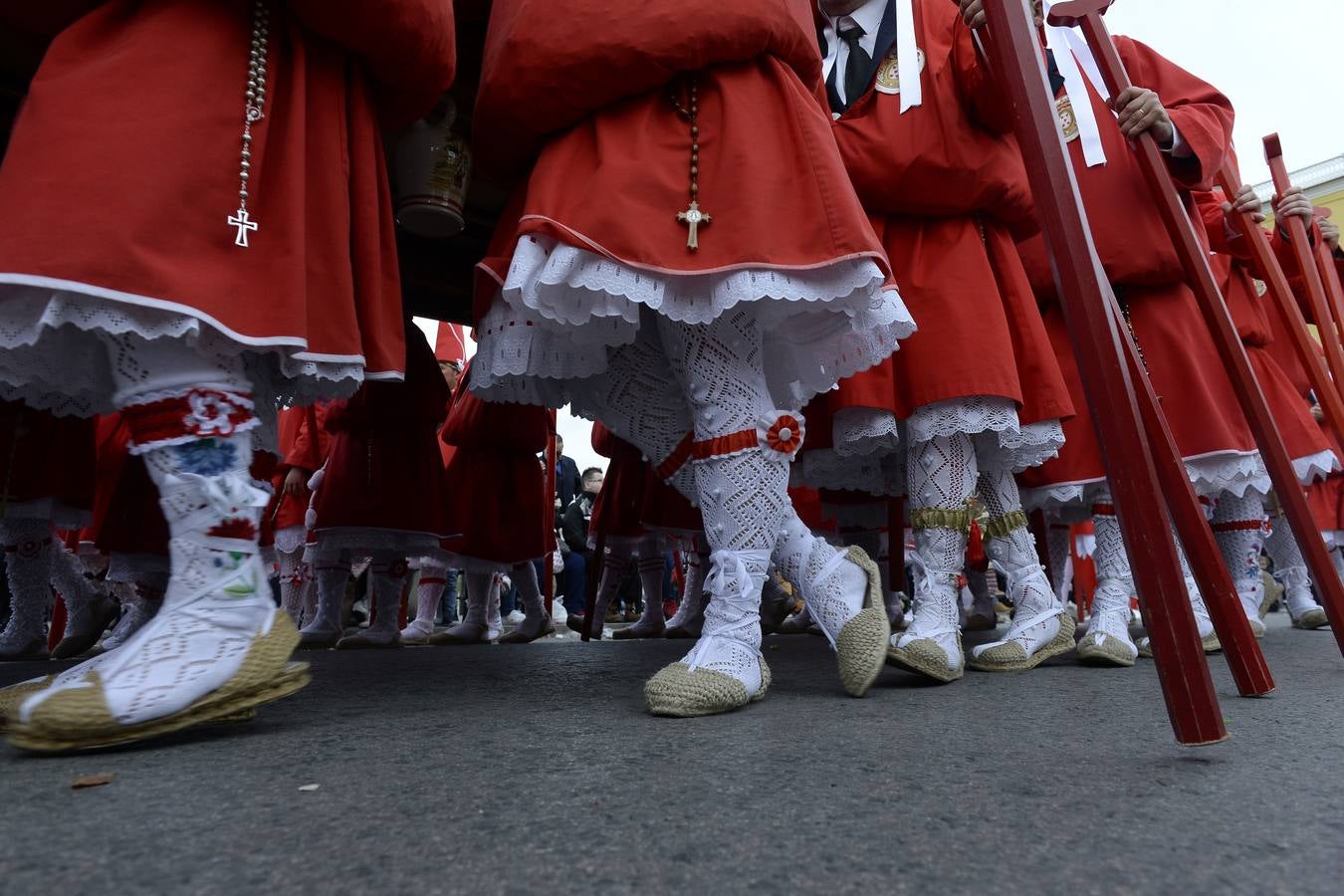 Miles de penitentes, estantes y mayordomos se sumaron a otros tantos murcianos que un año más colmaron la carrera